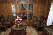 Kashmir budget trip - Goona Palace Houseboat Srinagar living room